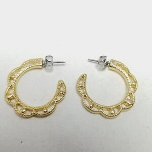 Vintage Gold Tone Small Huggie Hoop Earrings, Scalloped Edge, Studs, Estate